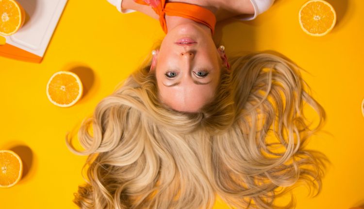 Cuidados para mantener saludable tu cabello después de un decoloración