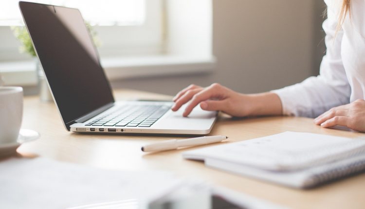 Descubre las ventajas de estudiar online para mejorar tu perfil profesional
